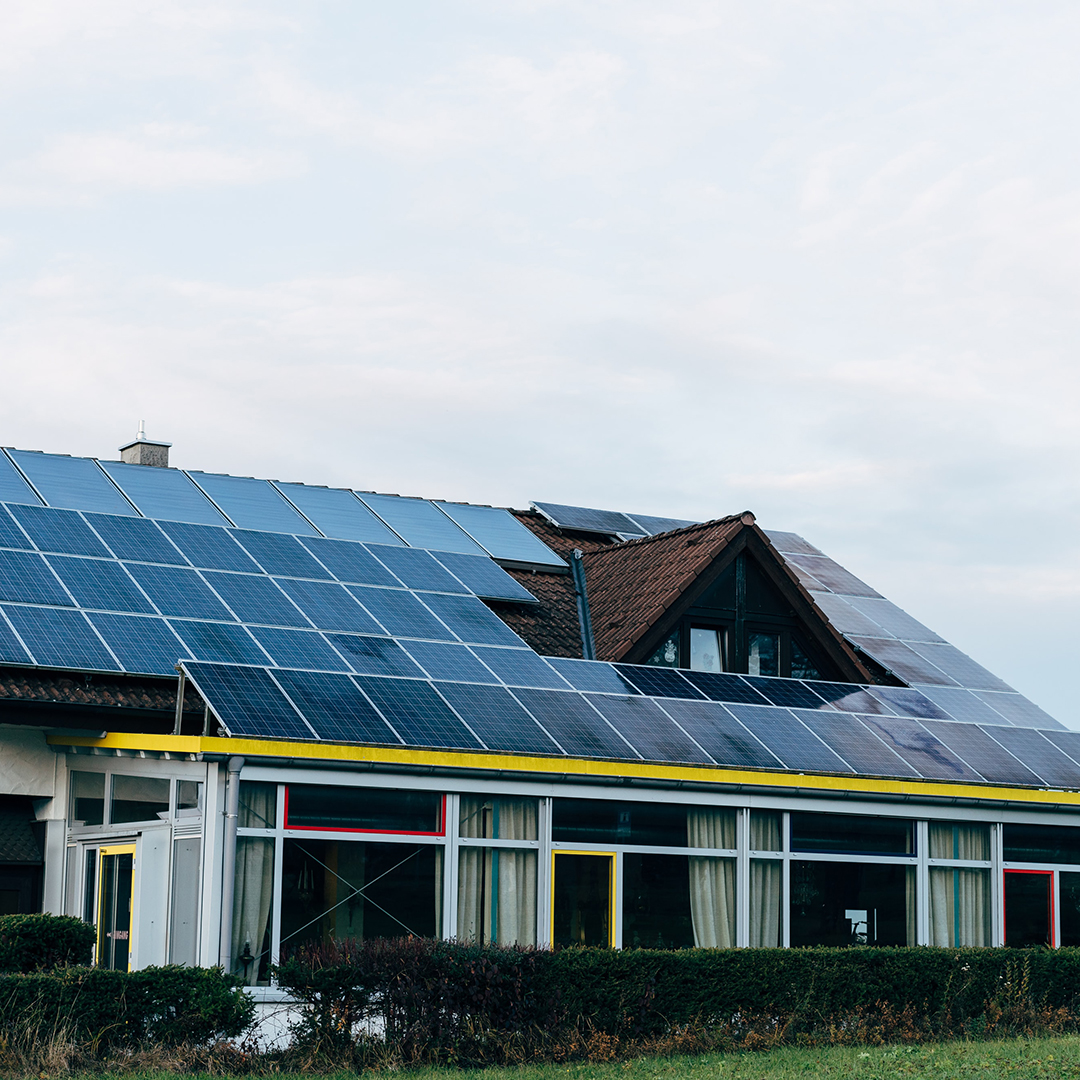 pannelli fotovoltaici su edificio